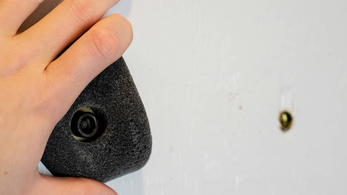 Side-by-side comparison showing tricam vs cam in a shallow gym crack—tricam seats securely while cam wobbles